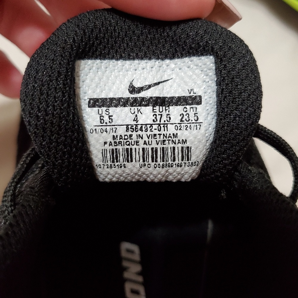 Nike - Picture 4 of 4